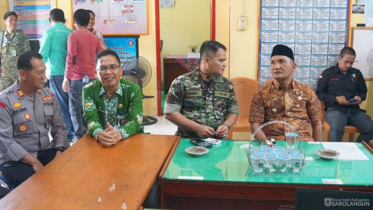 30 April 2026 Bupati Sarolangun Menyerahkan Bantuan Kepada Masyarakat Terdampak Banjir di Desa Lidung, Ladang Panjang, Bernai Dalam