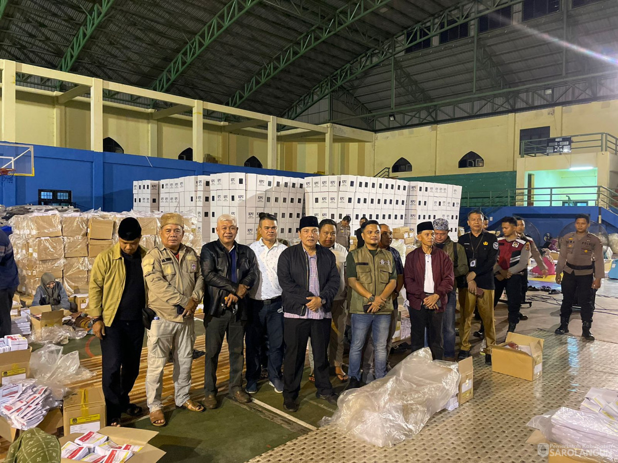 14 Januari 2024 - Meninjau Proses Persiapan Pemilu di Hari Terakhir Pelipatan Kertas Surat Suara KPU di Gor Tenis Gudang Logistik KPU Sarolangun