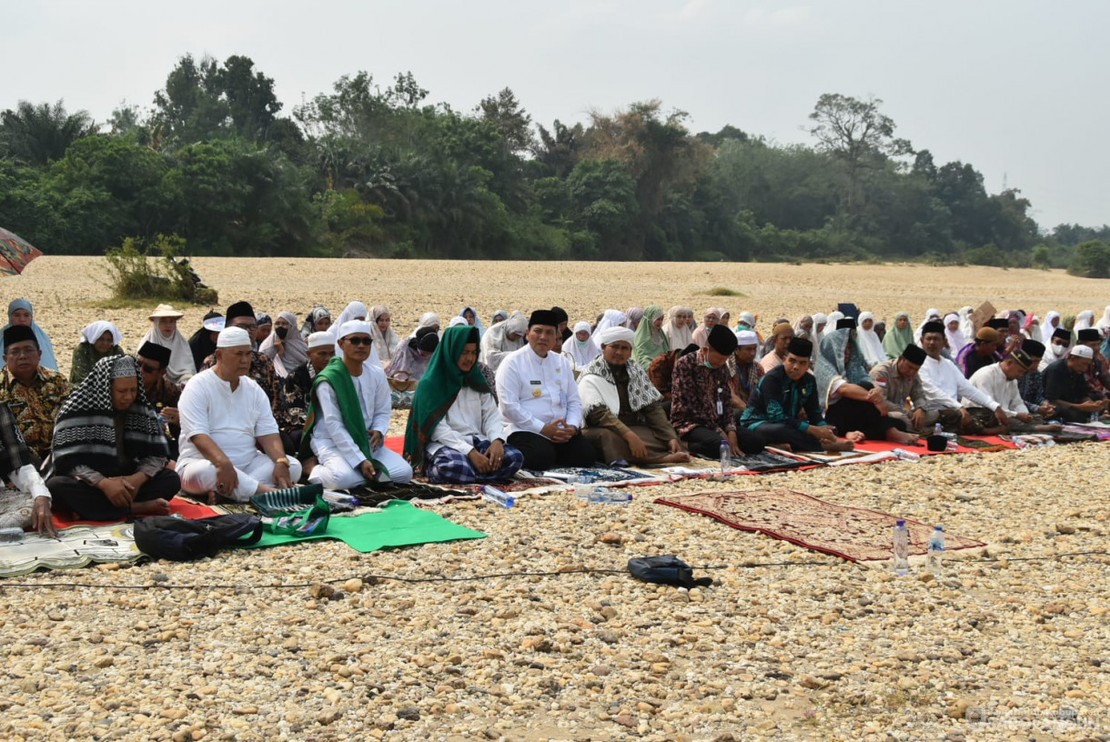 5 Oktober 2023 - Penjabat Bupati Sarolangun Melaksanakan Sholat Istisqo Minta Hujan di Pulau Jembatan Beatrix Sarolangun