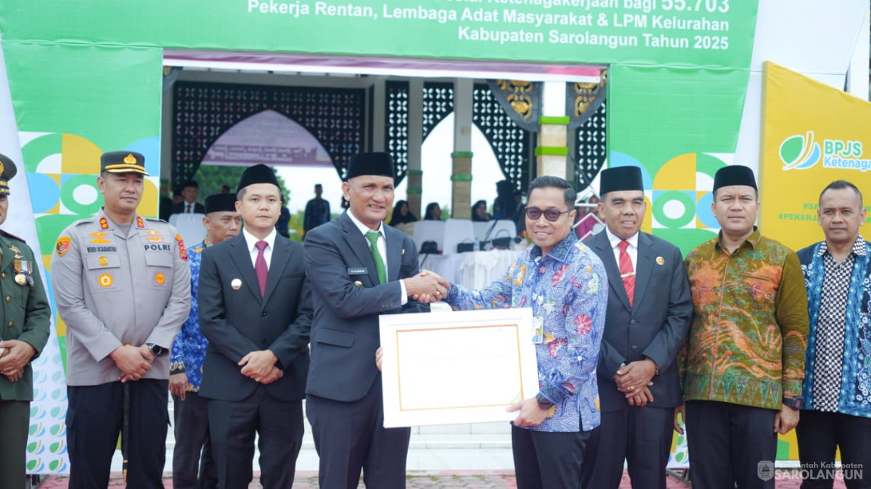 28 Oktober 2025 Upacara Hari Peringatan Sumpah Pemuda Ke 97 Tahun 2025 , Launching Perlindungan Jamsostek Bagi Pekerja Rentan, Lembaga Adat Masyarakat dan LPM Kelurahan dan&nbsp;Penyerahan Satu Unit Truk Sampah Ke Dinas LHD Sarolangun&nbsp;&nbsp;