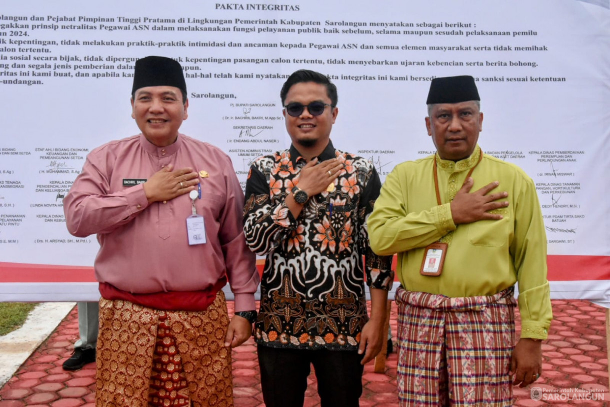 21 Agustus 2023 - Penjabat bupati Sarolangun Dr. Ir. Bachril Bakri, M.App, Sc Memimpin Apel Gabungan, Dilanjutkan Penandatanganan Pasti Integritas ASN dan Penyerahan Hadiah Lomba Peringatan HUT RI ke 78 di Lapangan Gunung Kembang Sarolangun