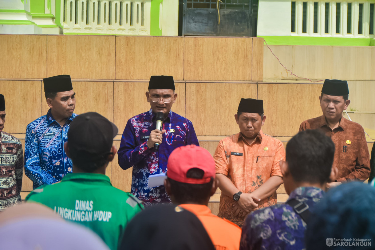 27 Maret 2025 - Pemberian Bantuan Sembako dan Bantuan Baznas dari Bapak Bupati kepada Pekerja Harian Lepas d ilingkup Dinas Lingkungan Hidup Kabupaten Sarolangun di Halaman Masjid Al Falah Sarolangun&nbsp;