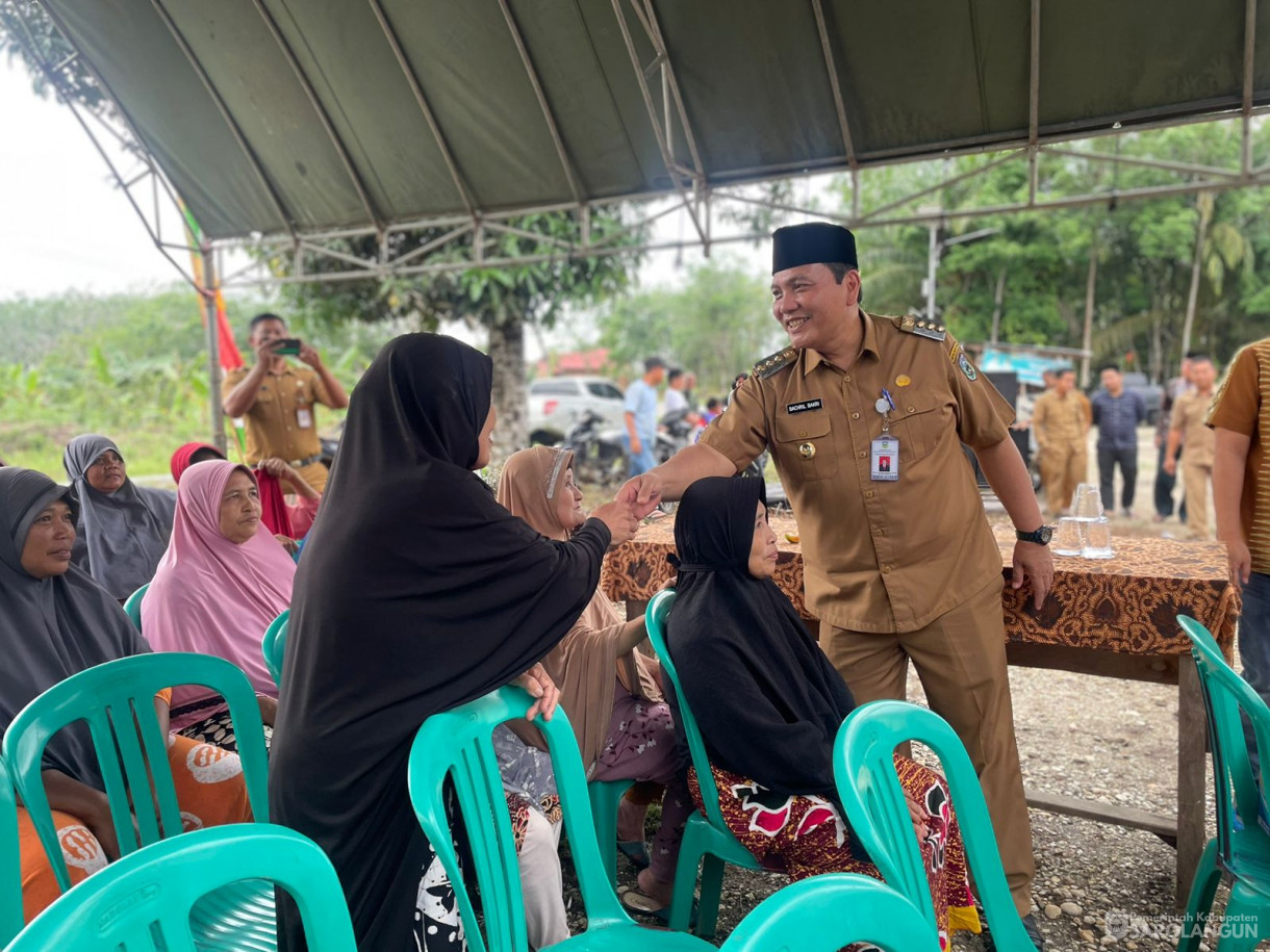 14 November 2023 - Penyerahan Bantuan Sembako Program Penanggulangan Kemiskinan Ekstrim di desa Gurun Tuo Kecamatan Mandiangin