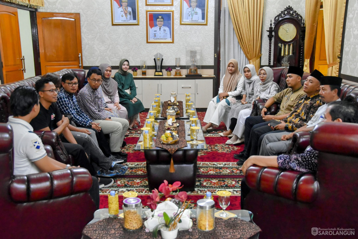 24 November 2023 - Penjabat Bupati Sarolangun Makan Malam Bersama Tim Guru GASING di Rumah Dinas Bupati Sarolangun