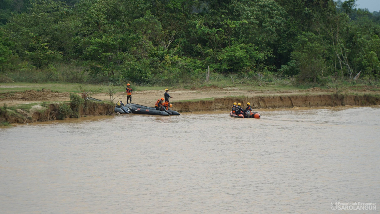 21 April 2026 Ketua TP PKK Kabupaten Sarolangun Tinjau Langsung proses pencarian korban tenggelam di Dam kutur, Desa Monti Kecamatan Limun