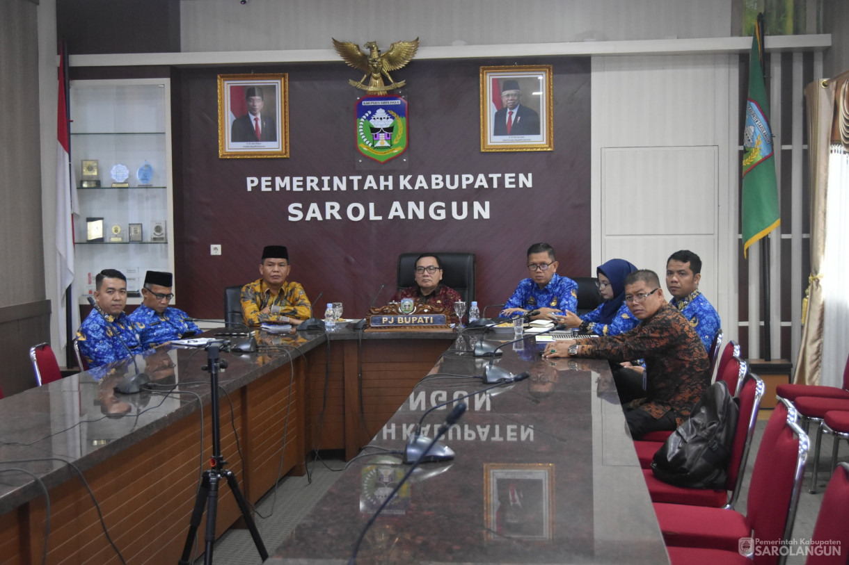 17 November 2023 - Penjabat Bupati Sarolangun Mengikuti Zoom Meeting Rakor PJ Kepala Daerah di Ruang Pola Utama Kantor Bupati Sarolangun