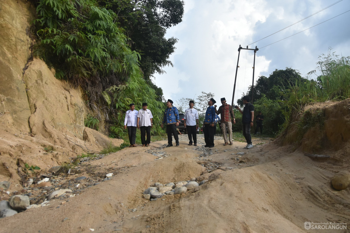 17 April 2024 - Meninjau Jalan Di Desa Raden Anom Kecamatan Batang Asai