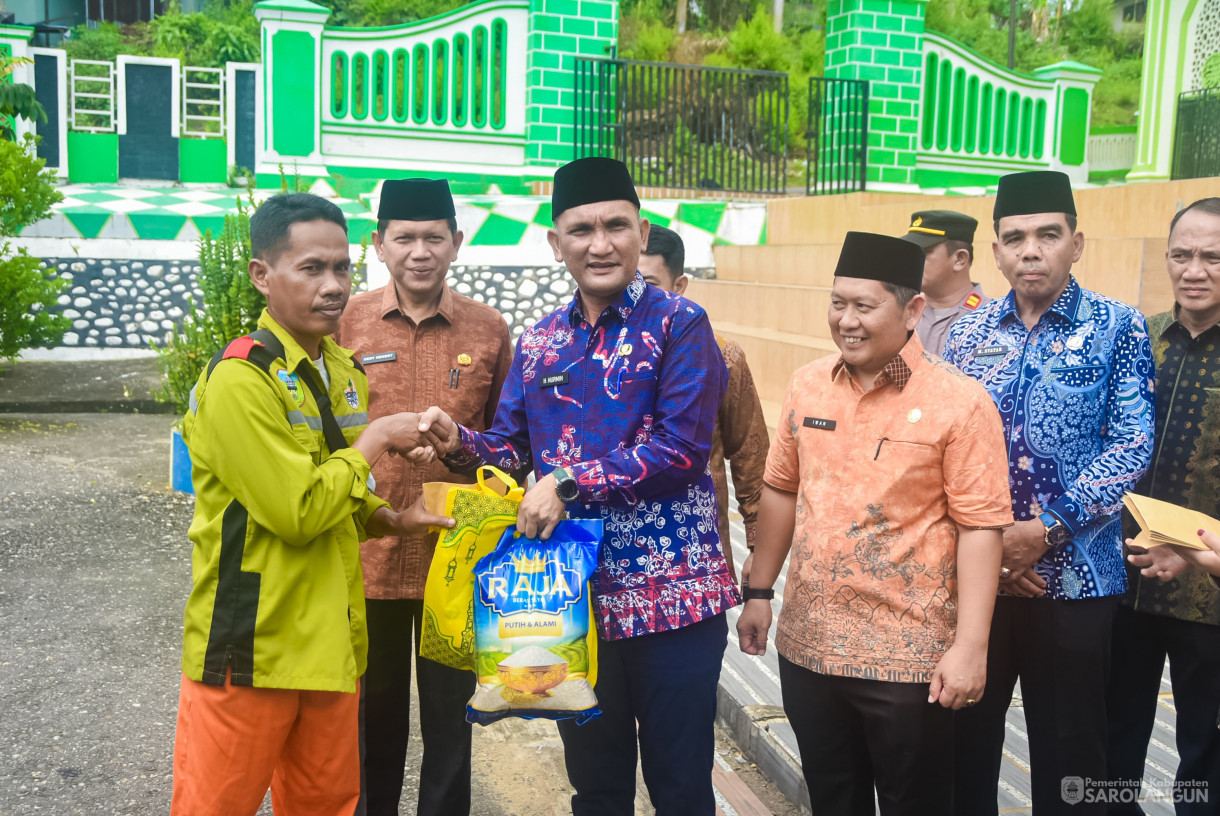 27 Maret 2025 - Pemberian Bantuan Sembako dan Bantuan Baznas dari Bapak Bupati kepada Pekerja Harian Lepas d ilingkup Dinas Lingkungan Hidup Kabupaten Sarolangun di Halaman Masjid Al Falah Sarolangun&nbsp;