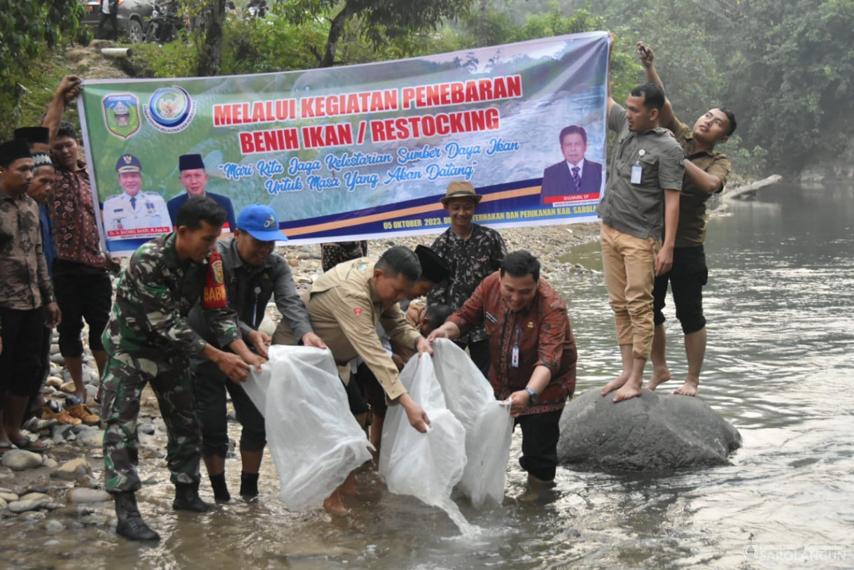 5 Oktober 2023 - Penjabat Bupati Sarolangun Melakukan Restoking Penebaran Benih Ikan Semah Sebanyak 2500 Ekor di Dusun Tangkui di Desa Batu Empang dan Desa Muara Cuban Kecamatan Batang Asai