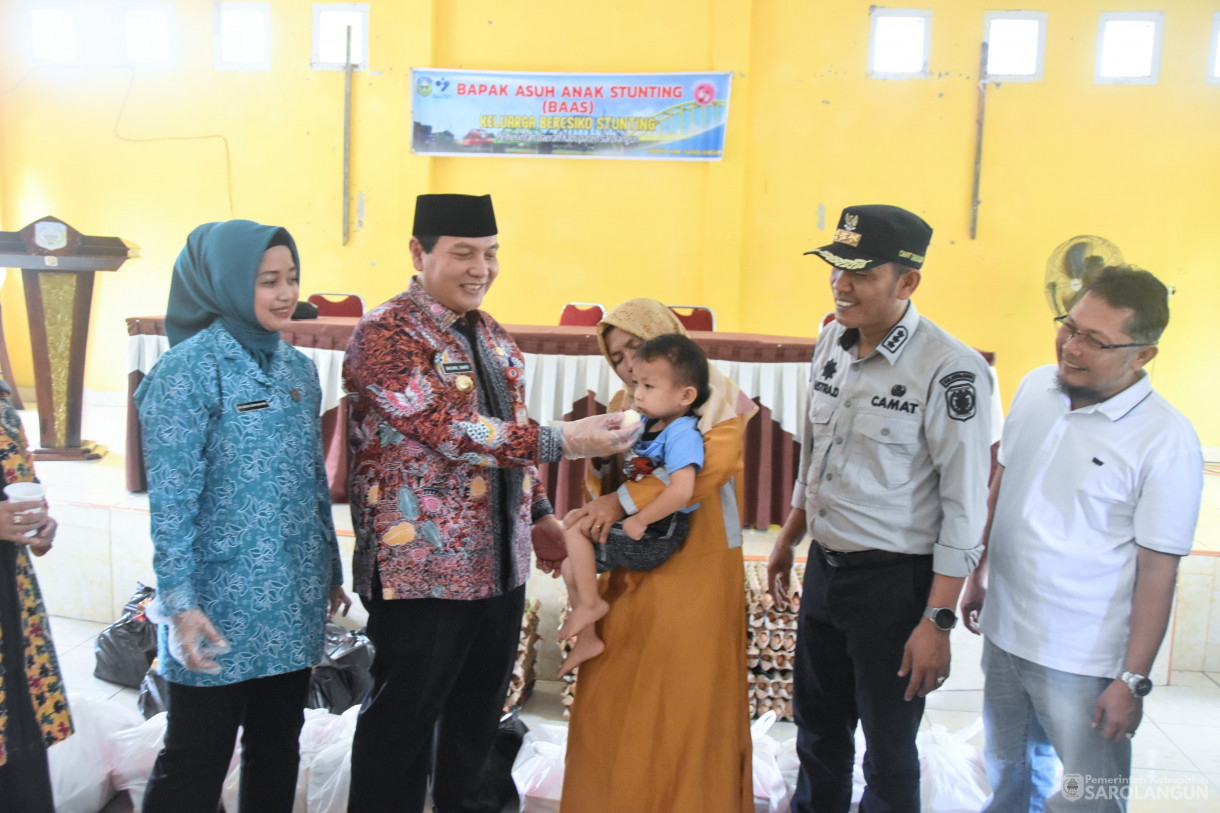 30 Maret 2024 - Penyerahan Bantuan Program Bapak Asuh Anak Stunting Untuk Keluarga Berisiko Stunting Di Kantor Camat Sarolangun