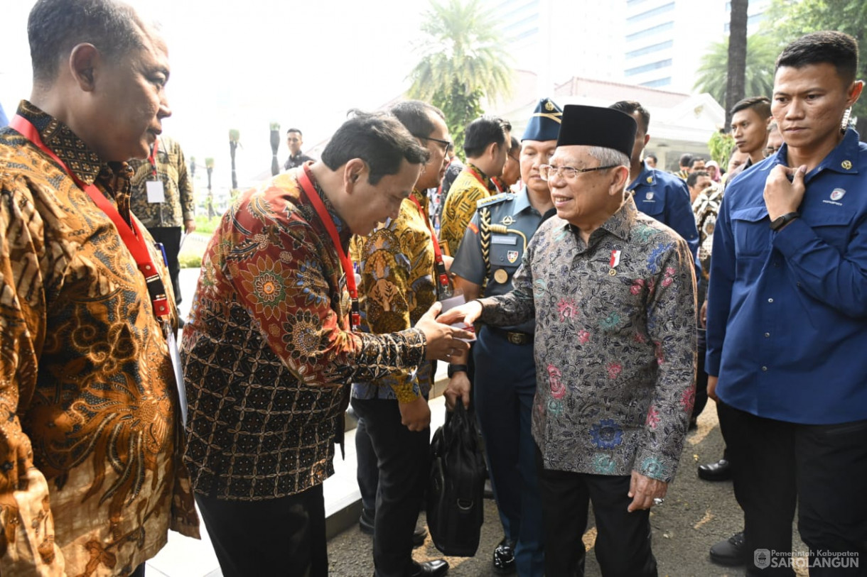 9 November 2023 - Penjabat Bupati Sarolangun Menerima Piagam Penghargaan Kinerja Dalam Upaya Percepatan Penghapusan Kemiskinan Ekstrim Oleh Wakil Presiden Republik Indonesia Di Istana Wakil Presiden Indonesia