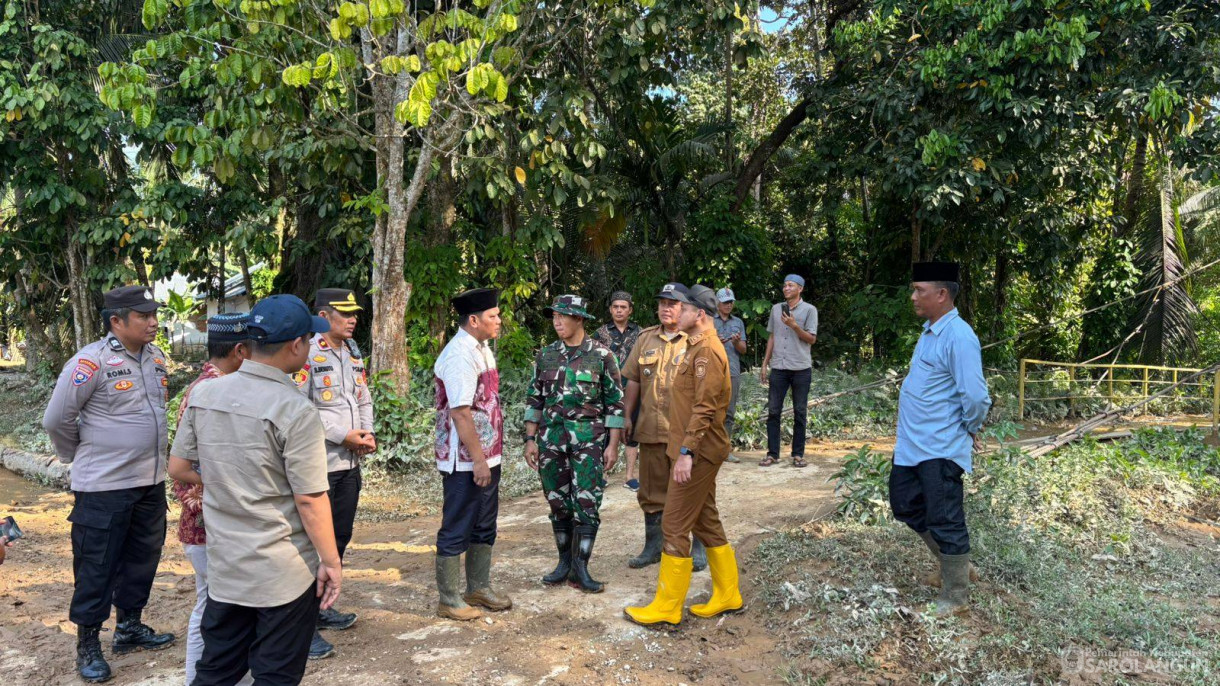 28 April 2026 Bupati Sarolangun, Wakil Bupati Sarolangun, dan Sekretaris Daerah Kabupaten Sarolangun meninjau sejumlah lokasi terdampak banjir sekaligus menyalurkan bantuan kepada masyarakat yang terdampak banjir di wilayah kabupaten sarolangun