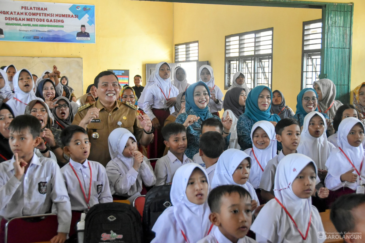 21 Nov 2023 - Penjabat Bupati Sarolangun Menghadiri dan Membuka Secara Resmi Pelatihan Peningkatan Kompetensi Numerasi Dengan Metode GASING Tahun 2023 Bagi Anak Sekolah Dasar dan Guru Pemdamping Se Kec. Sarolangun, diaula SKB SMP 36 Sarolangun