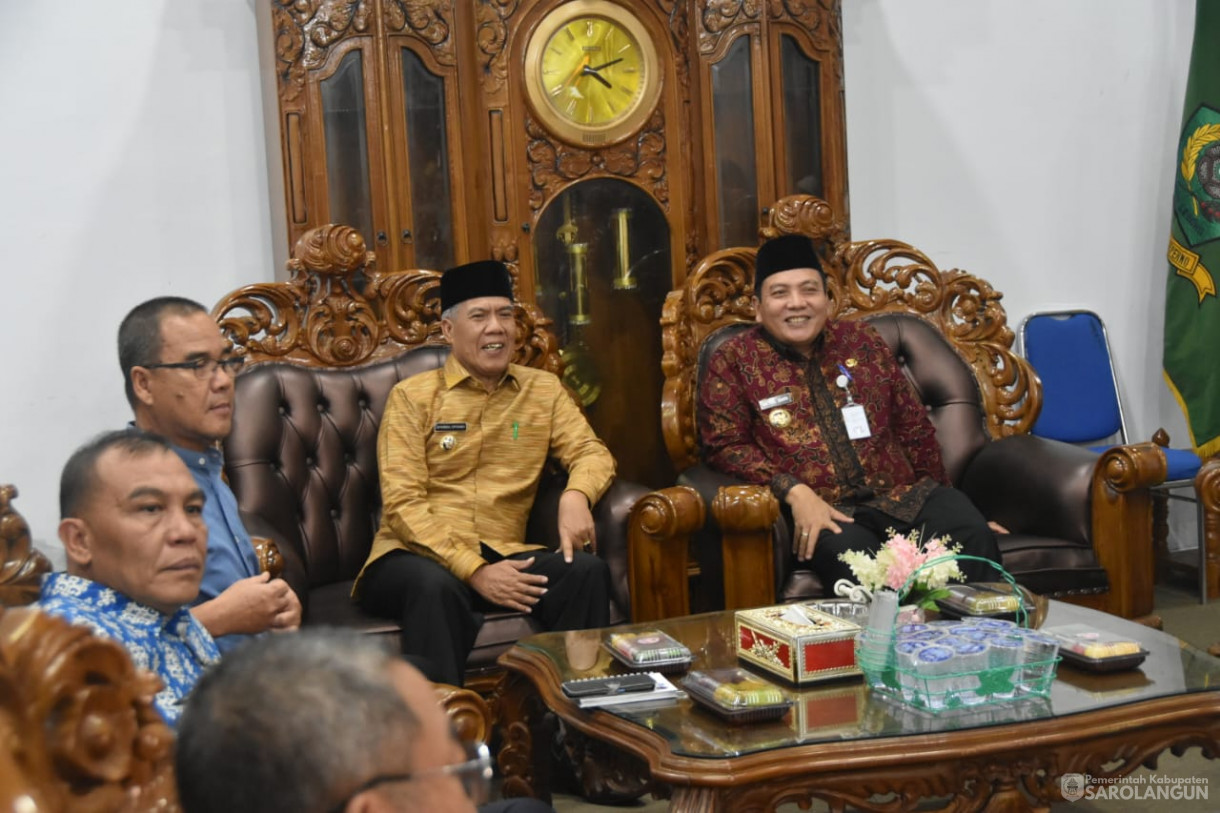 10 November 2023 - Penjabat Bupati Sarolangun Melakukan Penandatanganan Kesepakatan Bersama Antara Pemerintah Kabupaten Rejang Lebong Dengan Pemerintah Kabupaten Sarolangun Di Rumah Dinas Bupati Rejang Lebong