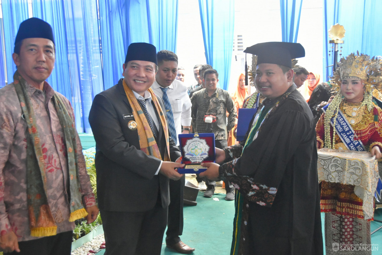 2 November 2023 - Penjabat Bupati Sarolangun Menghadiri Wisuda Sarjana Angkatan XIII Tahun 2023 Di Sekolah Tinggi Agama Islam Darul Ulum Sarolangun