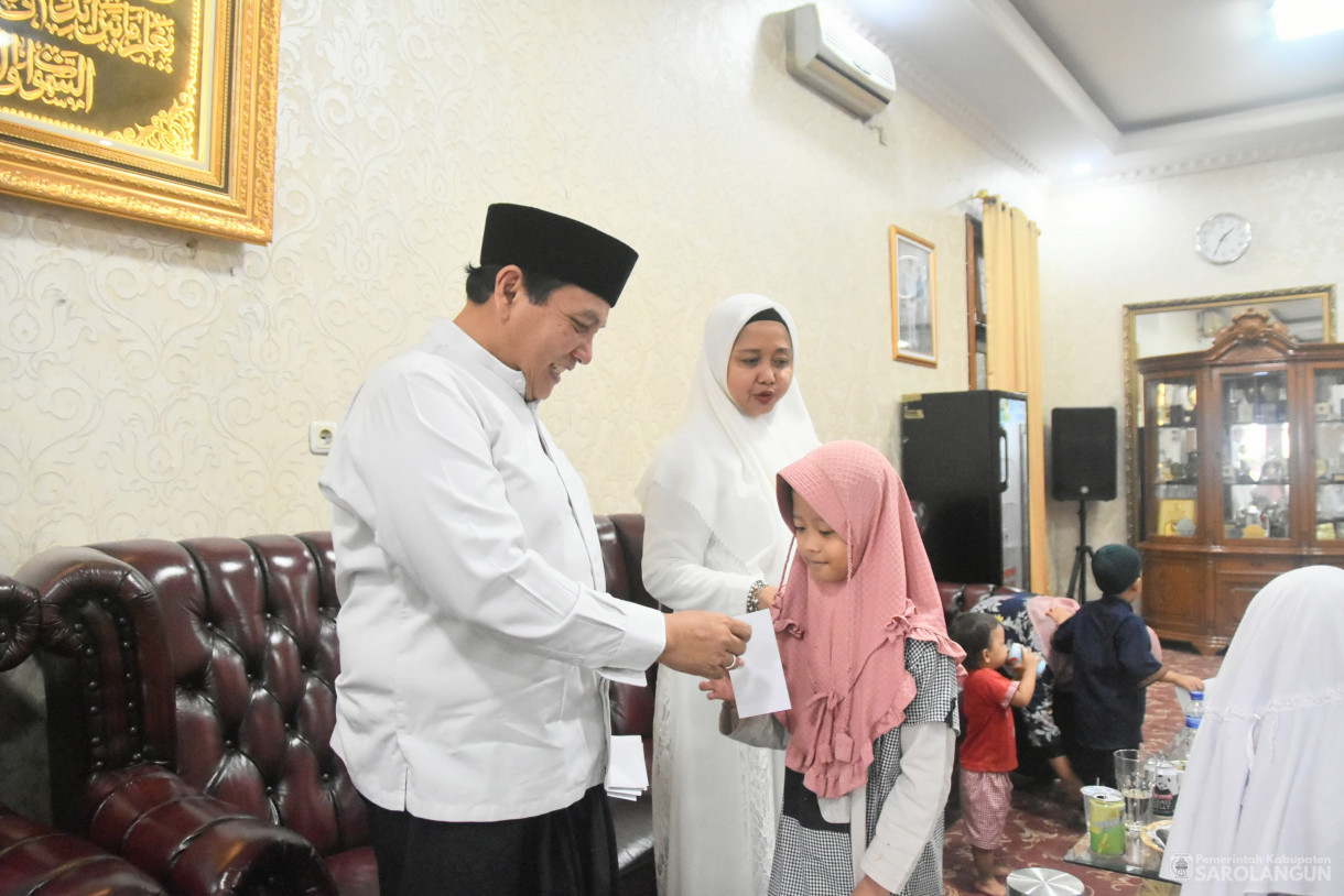 17 Juni 2024 - Makan Siang Bersama Dan Memberikan Santunan Kepada Anak Yatim 20 Orang Di Rumah Dinas Bupati Sarolangun