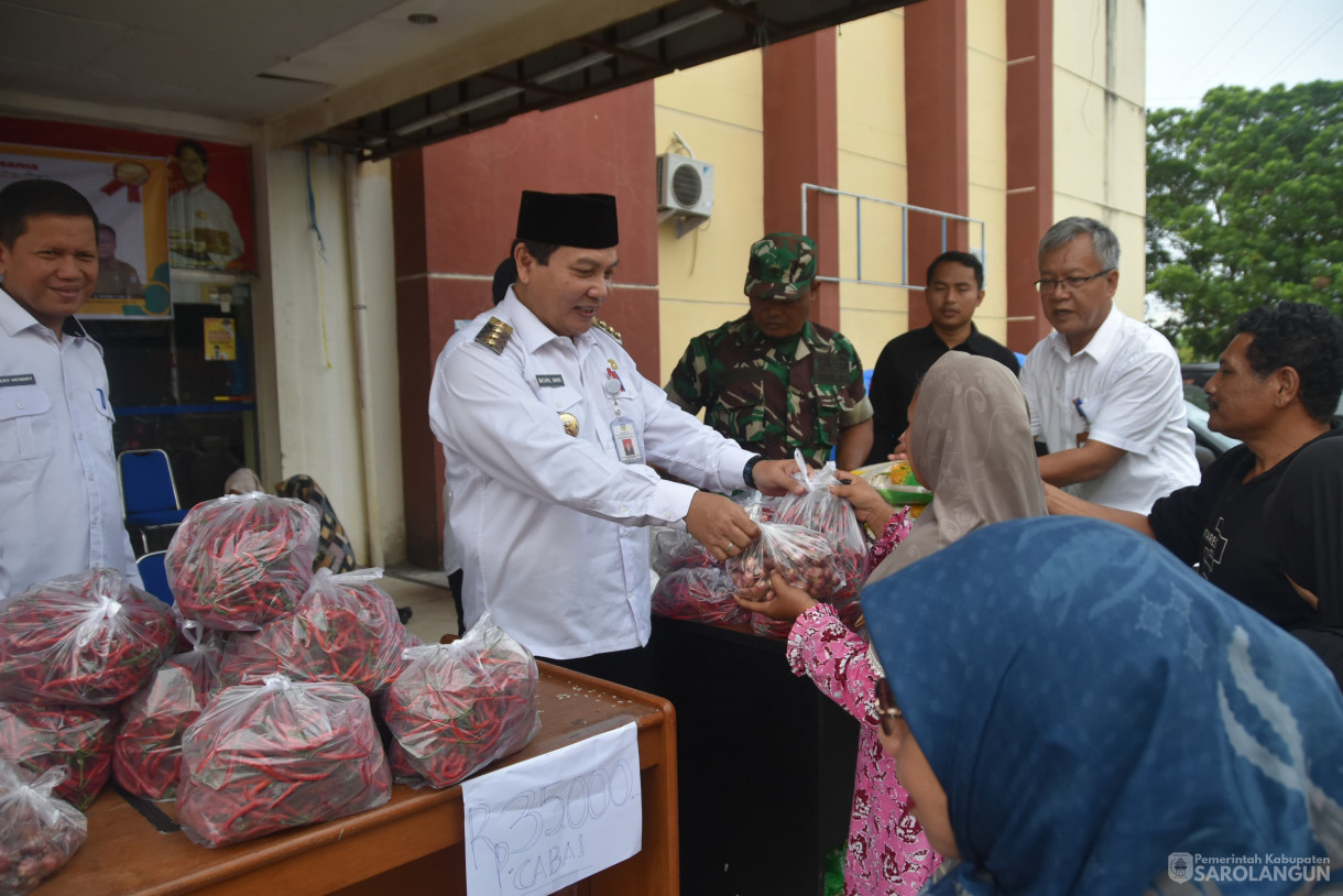 8 November 2023 - Penjabat Bupati Sarolangun Melaksanakan Gerakan Operasi Pasar Sembako Murah Hari Ke 2 Penanganan Inflasi Di Ceria Toserba Sarolangun