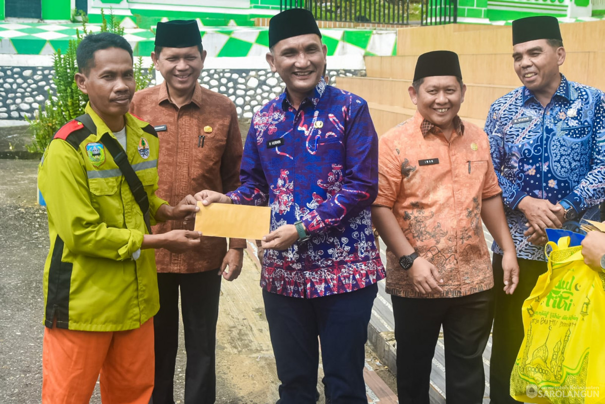 27 Maret 2025 - Pemberian Bantuan Sembako dan Bantuan Baznas dari Bapak Bupati kepada Pekerja Harian Lepas d ilingkup Dinas Lingkungan Hidup Kabupaten Sarolangun di Halaman Masjid Al Falah Sarolangun&nbsp;