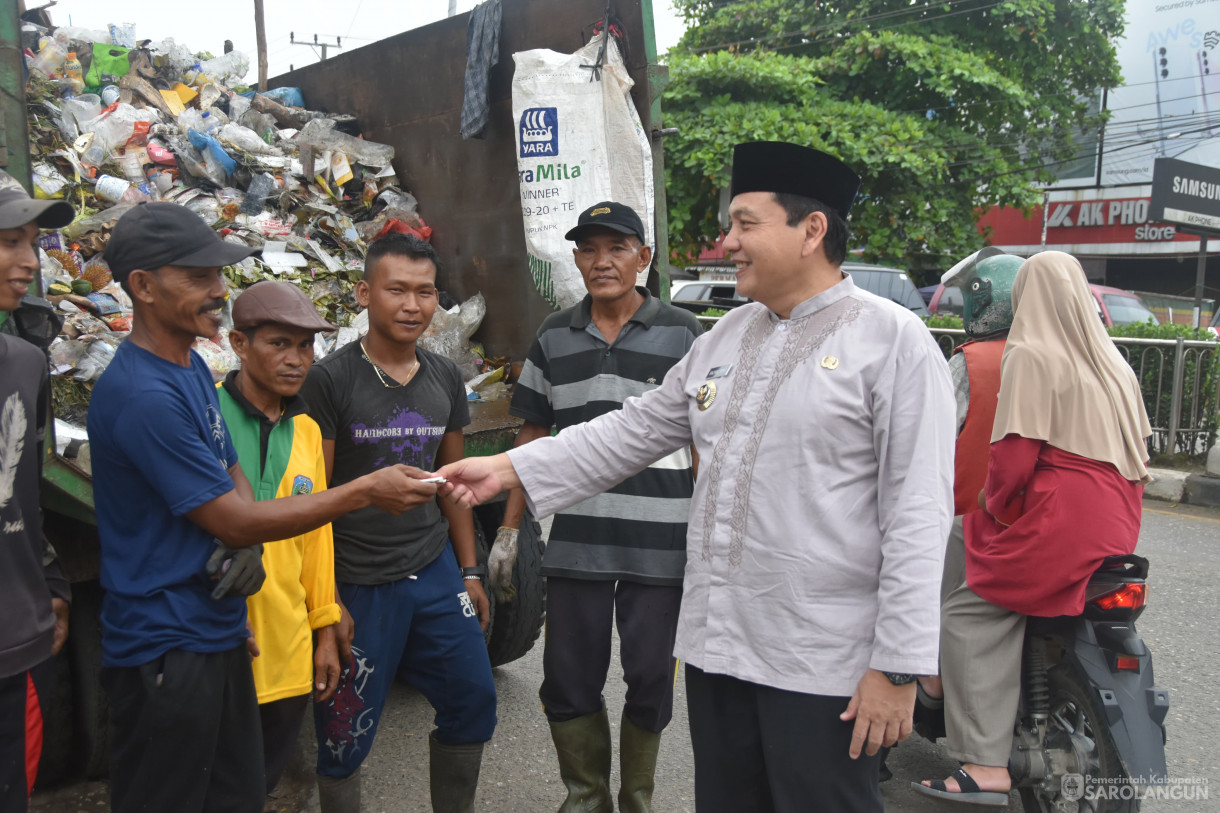 8 April 2024 - Memberikan Santunan Kepada Petugas Dinas Lingkungan Hidup Yang Sedang Bekerja Di Pasar Atas Sarolangun